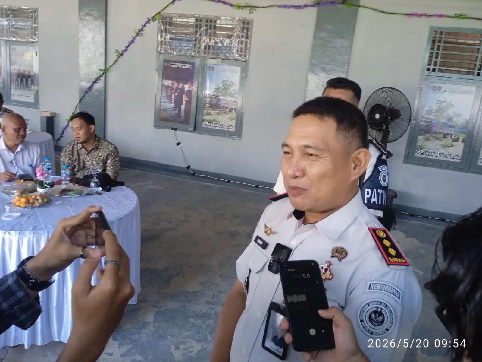 Kepala rutan IIB Mentok saat di wawancara oleh awak media dalam kegiatan Pengobatan dan Pemeriksaan Gratis