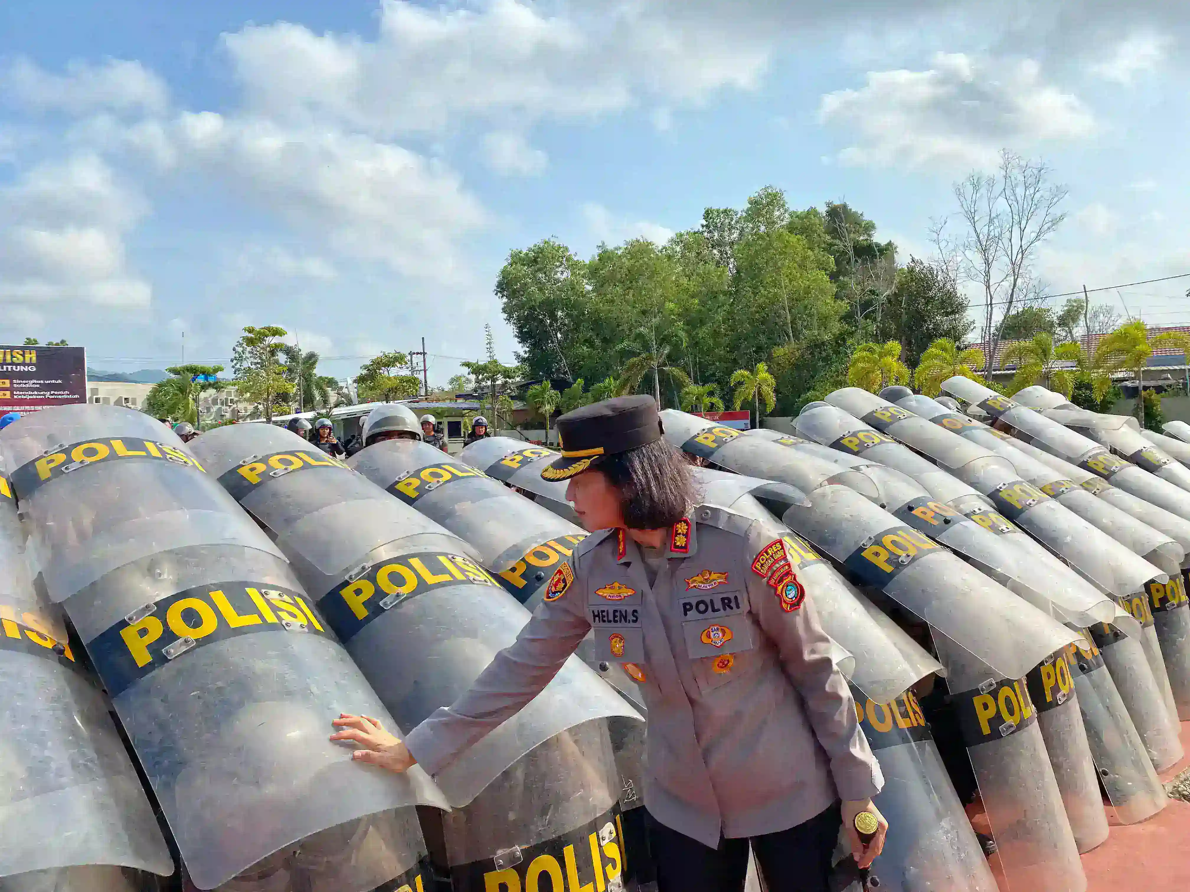 Latih Dalmas Hadapi Unjuk Rasa, Kapolres Bangka Barat Ingatkan Personel Tetap Humanis