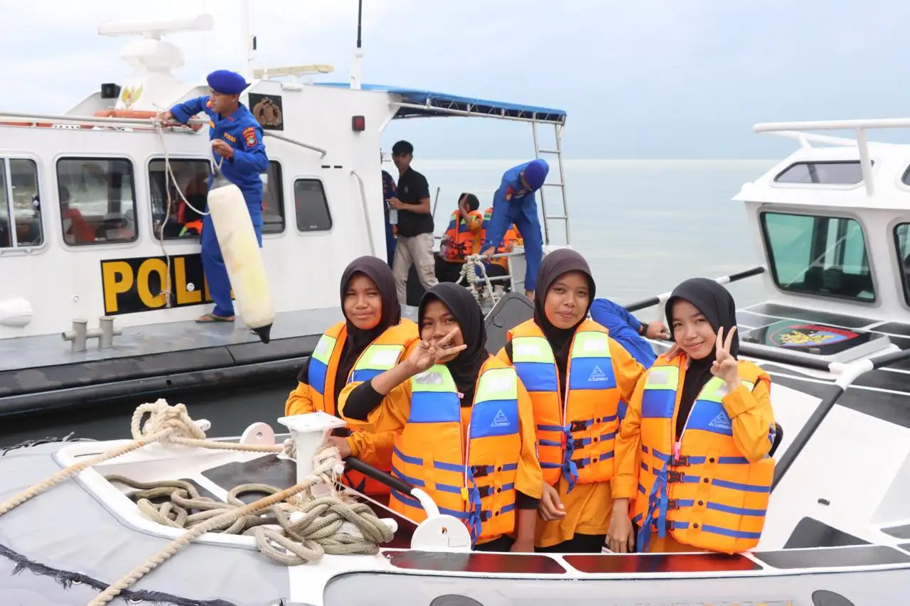 Sambut HUT Bhayangkara ke-80, Kapolres Bangka Barat Ajak Anak Panti Asuhan Aisyah Edukasi dan Wisata Laut