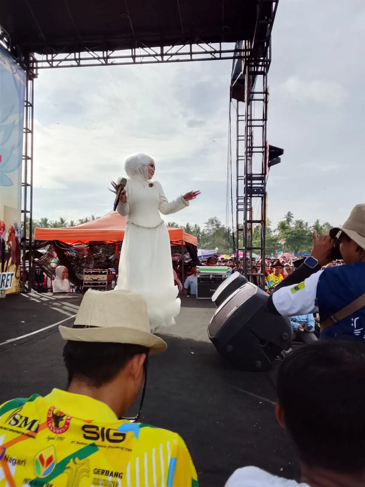 Pacu Kuda Paguah Membludak, Race Usai Penonton Justru Bertambah Saat Fauzana Tampil