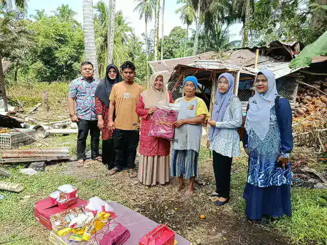 DINAS SOSIAL PADANG PARIAMAN GERAK CEPAT!  Pondok Usaha Piak Doren Tertimpa Pohon, Bantuan Langsung Disalurkan Sebagai Wujud Kepedulian JKA–RAHMAT