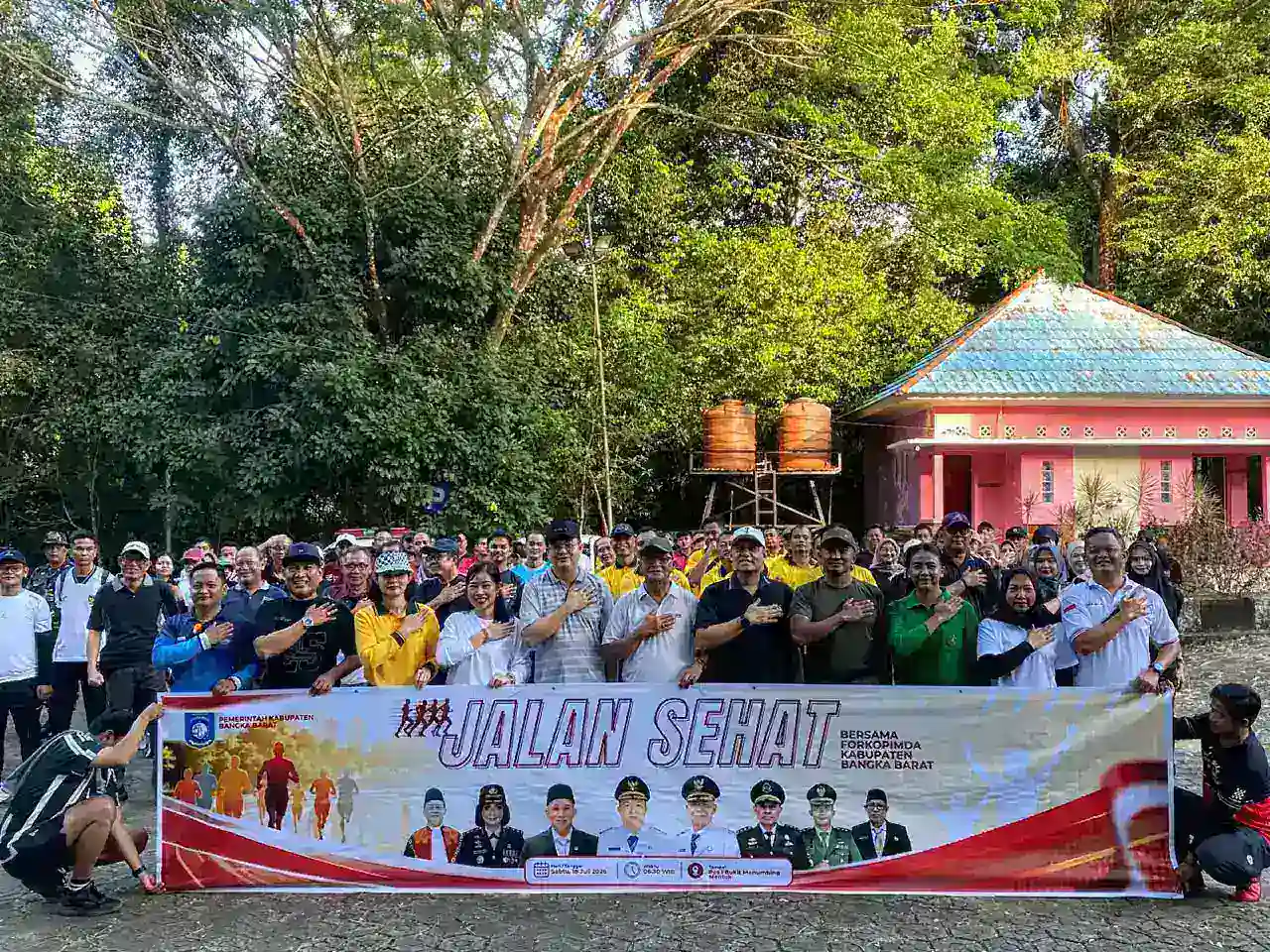 Kapolres Bangka Barat Jalan Sehat Bareng Forkopimda di Bukit Menumbing