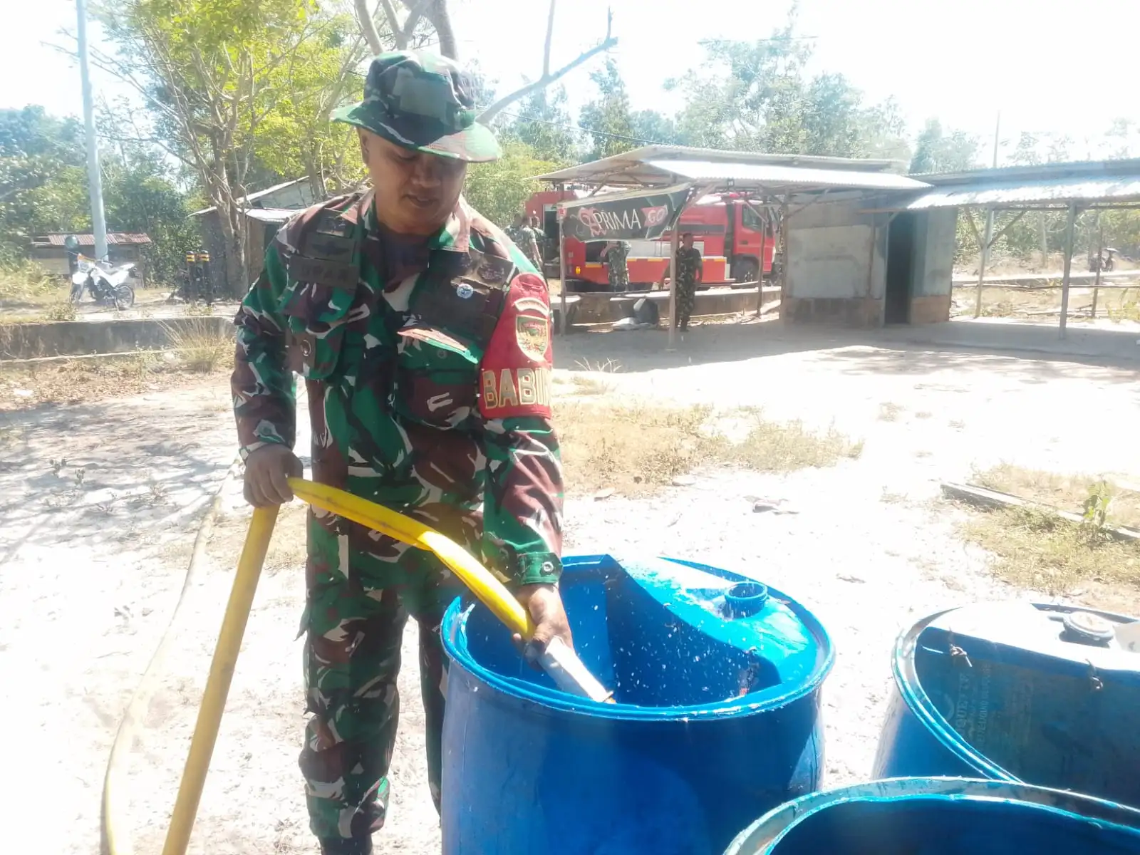 Kodim 0431/Bangka Barat Salurkan Air Bersih untuk Masyarakat Pesisir Pantai