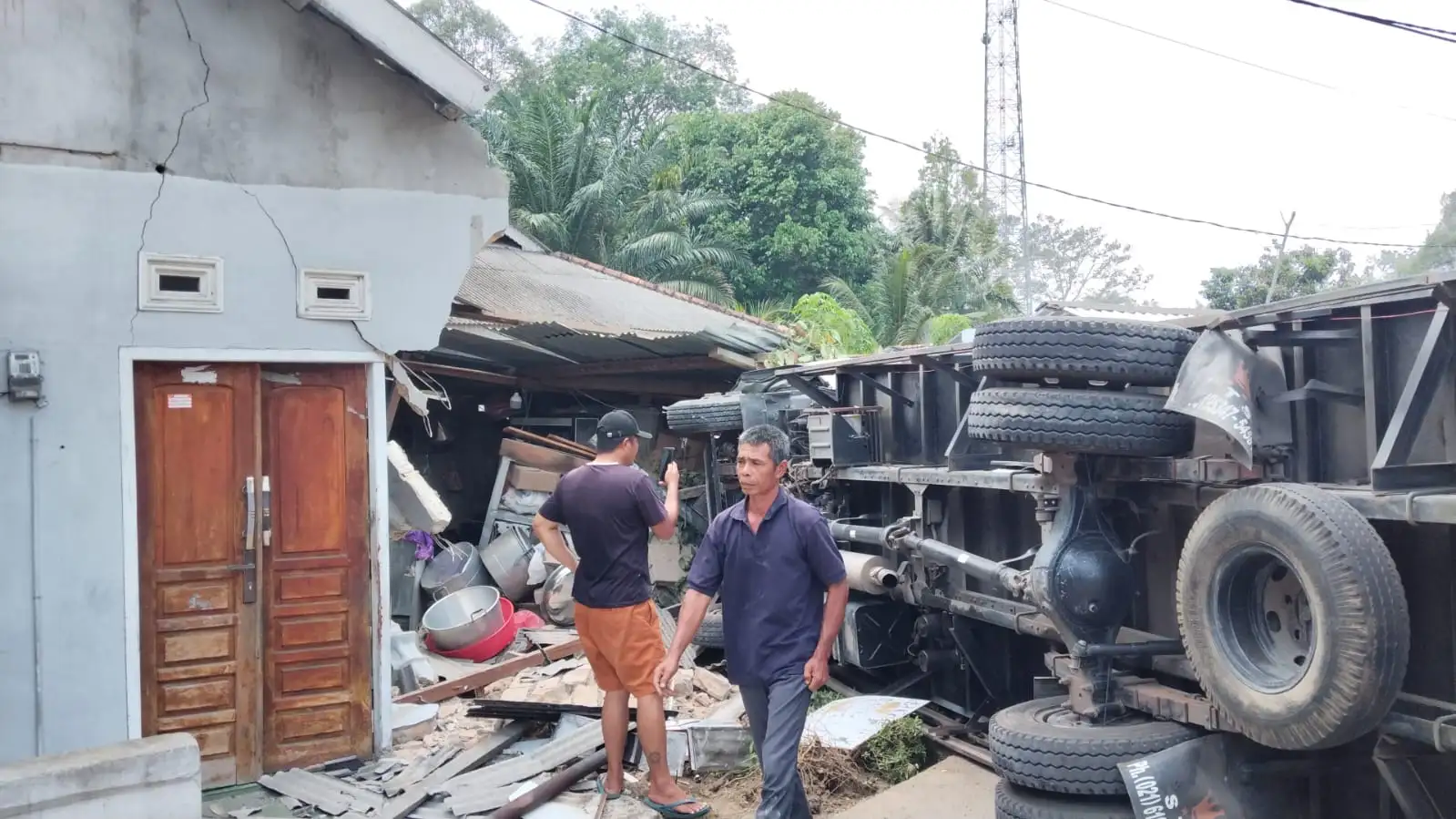 Truk Tabrak Rumah Warga di Pelangas