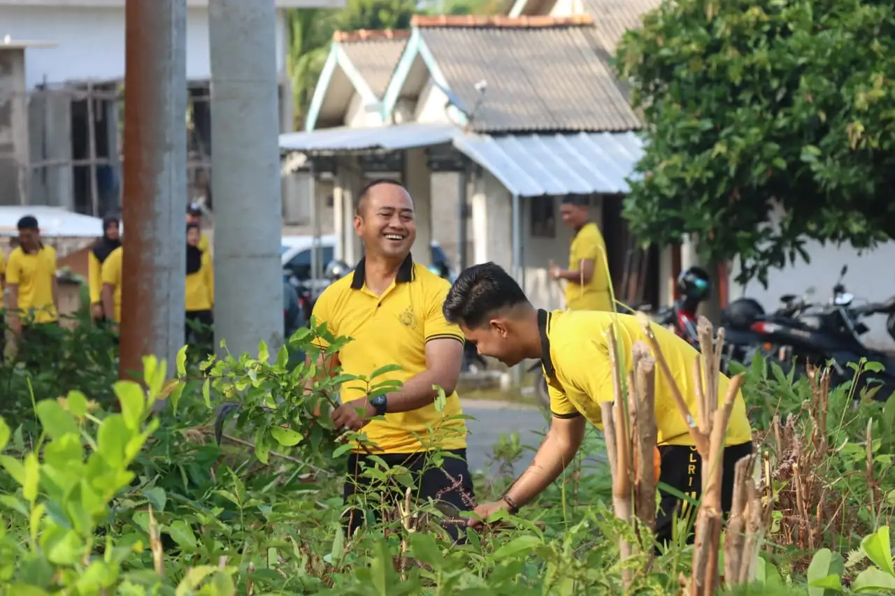 Polres Bangka Barat Bersama Warga Bersihkan Jalan Sungai Daeng