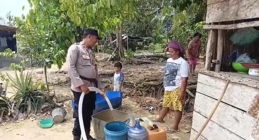 Kekeringan Melanda, Bhabinkamtibmas Ranggi Asam Antar Air Bersih ke Warga