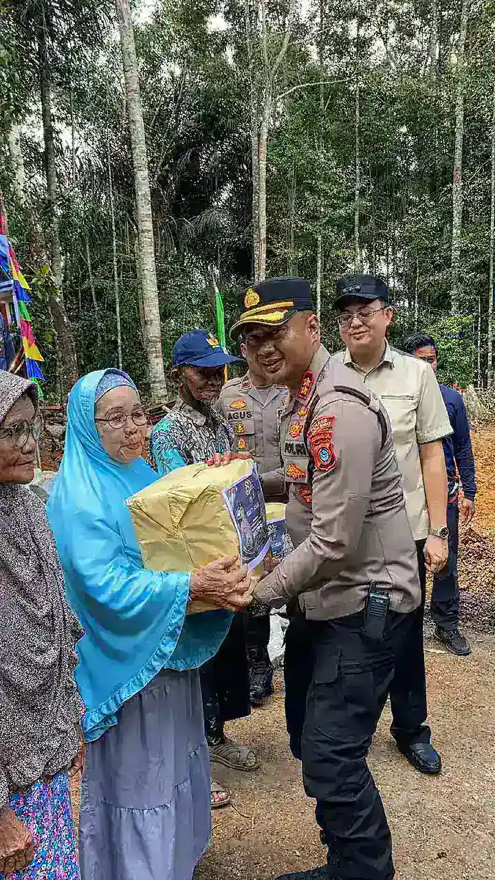 HUT Bhayangkara ke-80, Polda Babel dan Polres Bangka Barat Bedah Rumah di Dua Titik