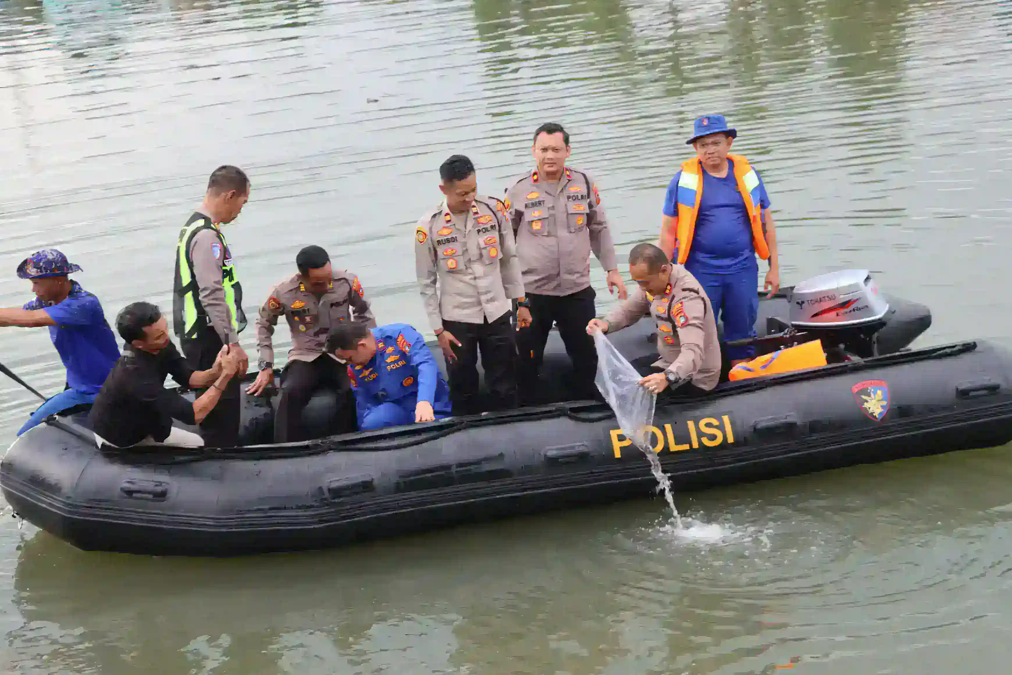 Sambut HUT Bhayangkara ke-80, Polres Bangka Barat Tebar 5.000 Benih Ikan Nila di Teluk Rubiah