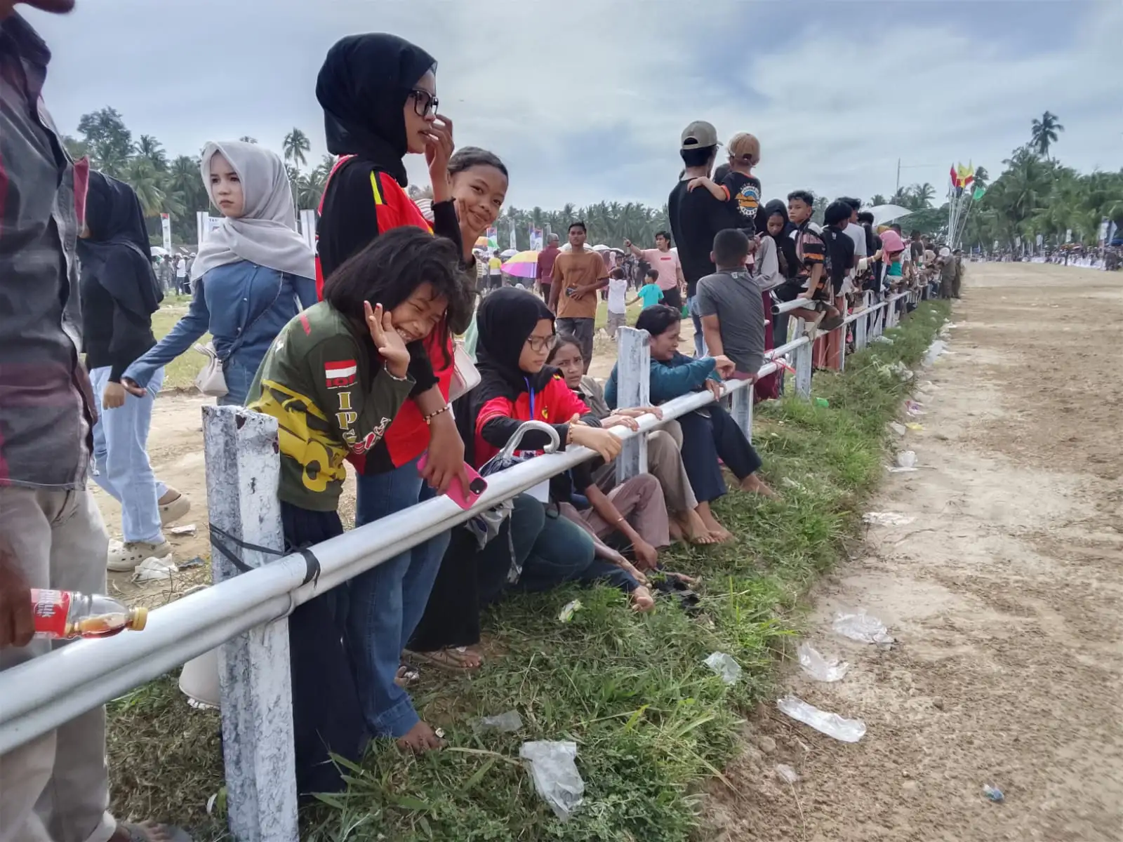 Puluhan Ribu Penonton Padati Pacuan Kuda Duku Banyak, Pagar Arena Jadi Sorotan