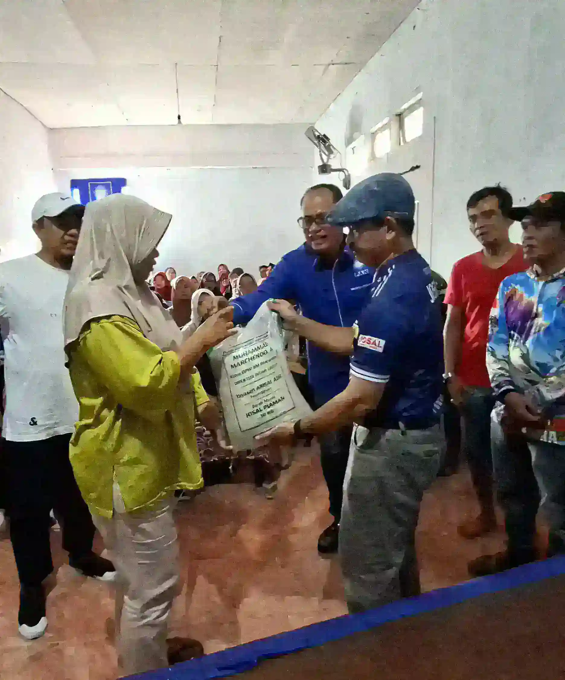 Bantuan untuk DPD PAN Pesisir Selatan  Disalurkan, Masyarakat Antusias Sambut Kedatangan Yayasan Arisal Aziz