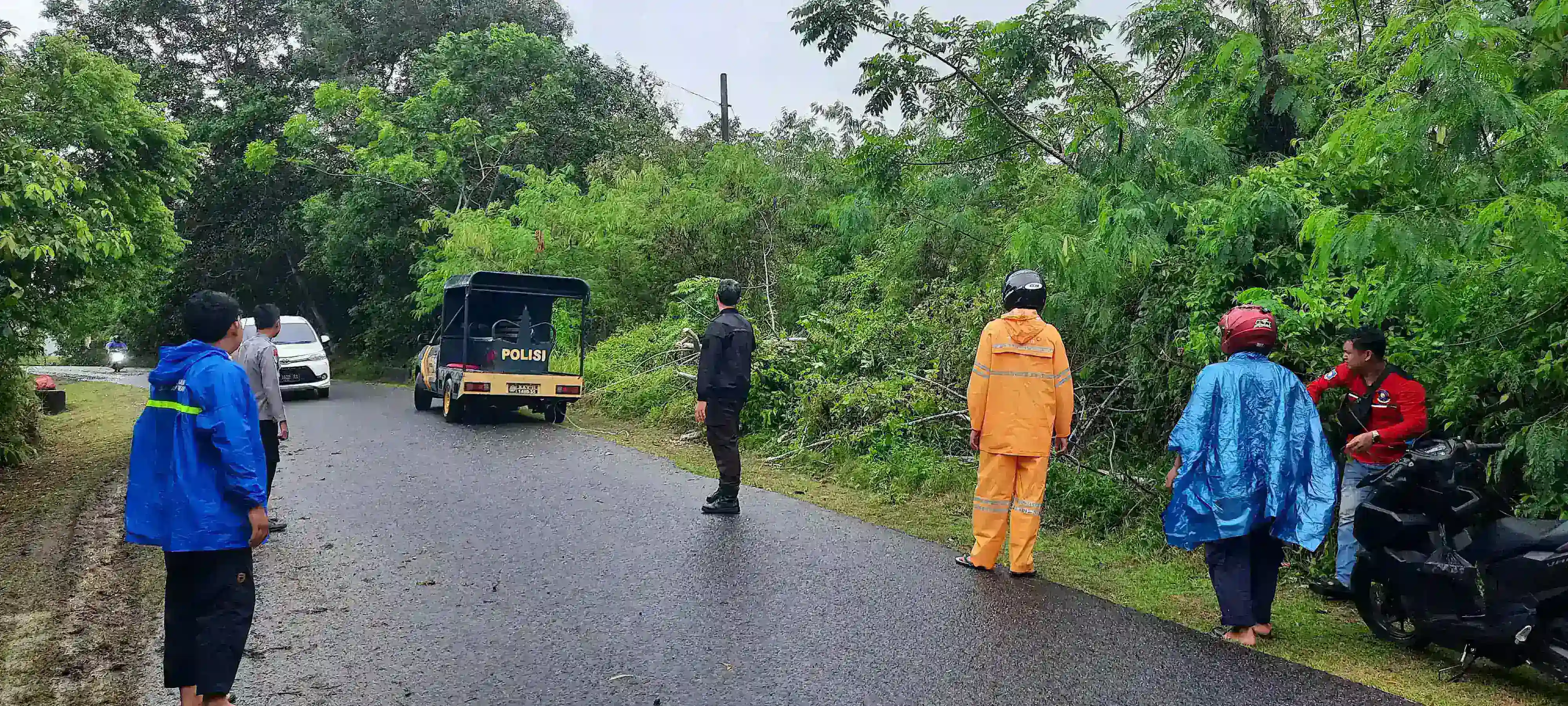 Polres Bangka Barat Bersama Warga Membersihkan Pohon Tumbang