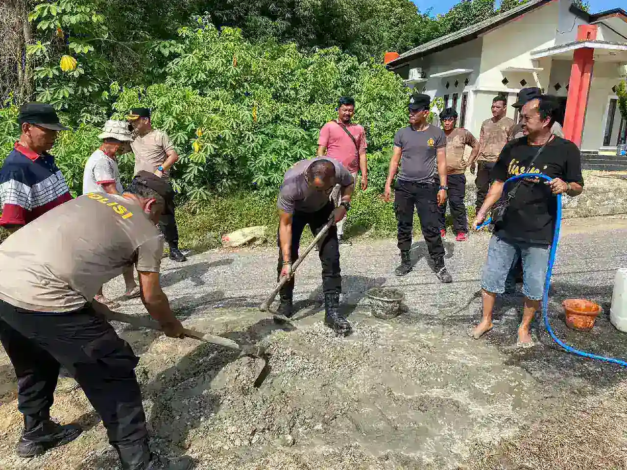 Polres Bangka Barat Bersama DPRD Tambal Jalan Berlubang untuk Cegah Kecelakaan Lalu Lintas