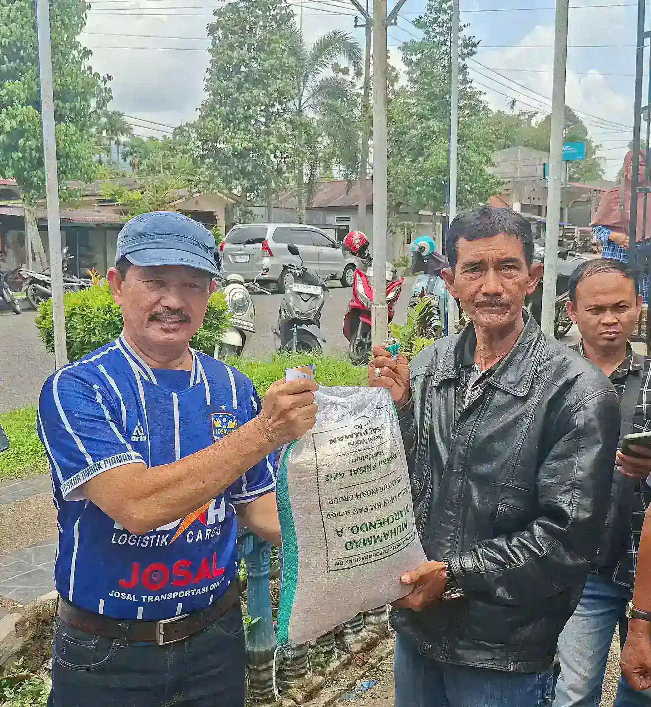 Pembagian Sedekah Beras dari H. Arisal Aziz kepada DPD PAN Pasaman Berjalan Lancar