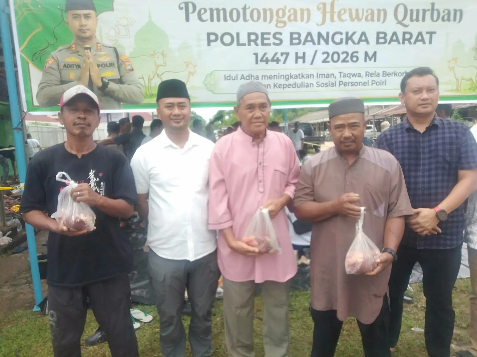 Polres Bangka Barat Bagikan 600 Paket Daging Kurban