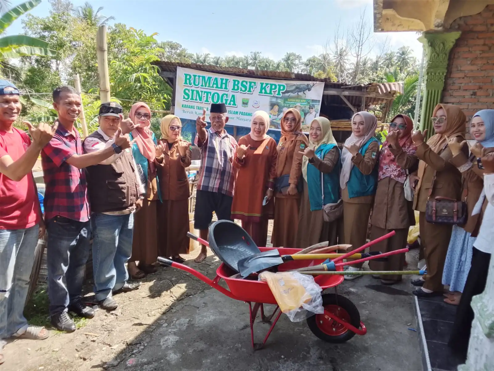 Tak Pernah Absen di Tengah Masyarakat, Ibu Nita Aziz Turun langsung ke Sintoga Bawa Aksi Nyata—Saat Padang Pariaman Darurat Sampah